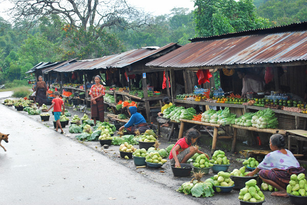 Straßenmarkt auf der Insel Flores in Indonesien